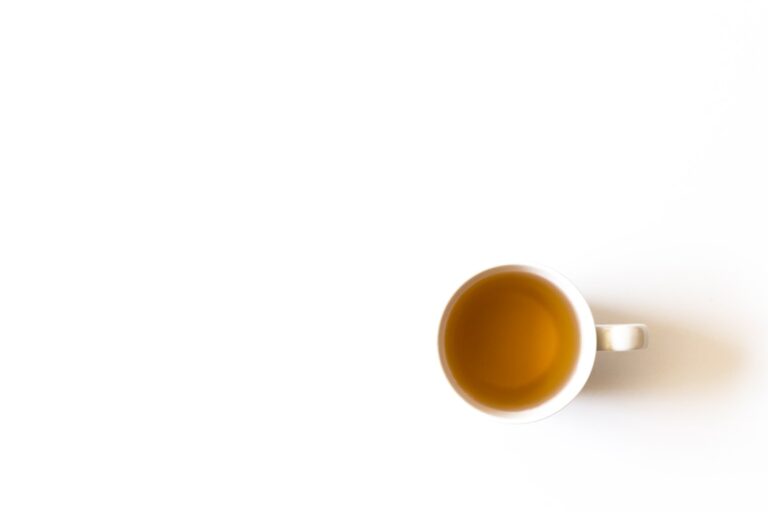 Green & White Tea Essential Oils: A Pristine Home Sanctuary - minimalist tea